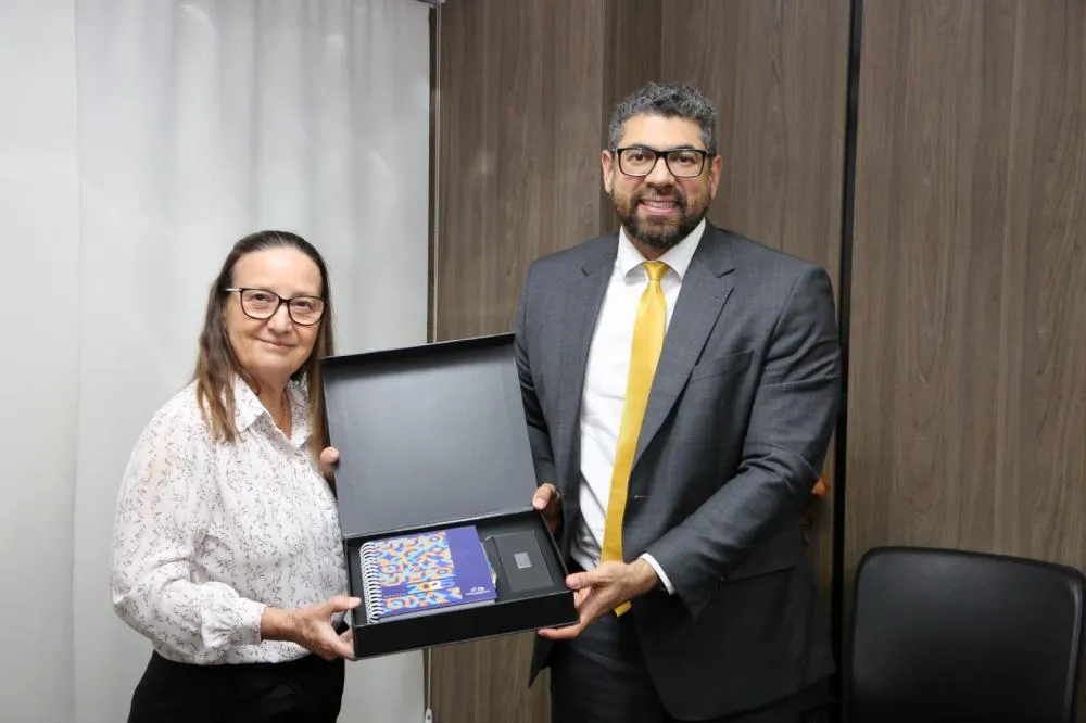 Presidente do TJ/TO presenteou o secretário Bruno Azevedo durante visita institucional. Foto: Elias Oliveira/Ascom TJ/TO