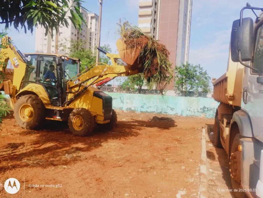 Prefeitura atende demanda da comunidade e limpa quadra poliesportiva da Arse 72