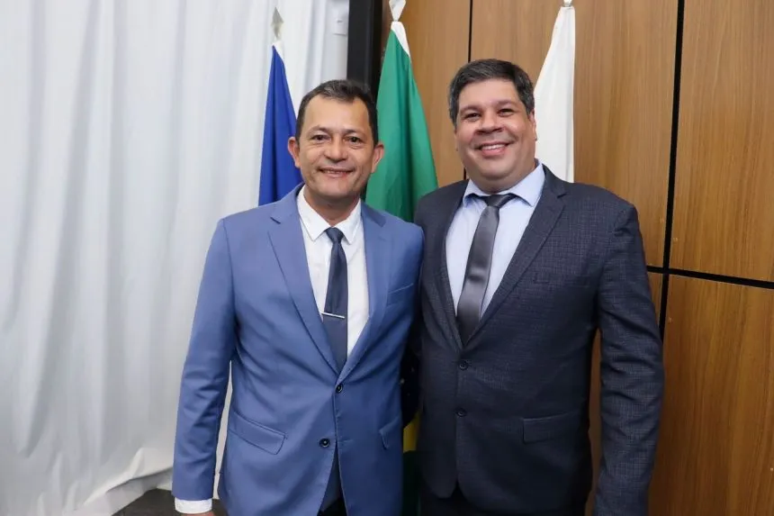 Zé Branquim prestigia posse do suplente de vereador Léo da Saúde