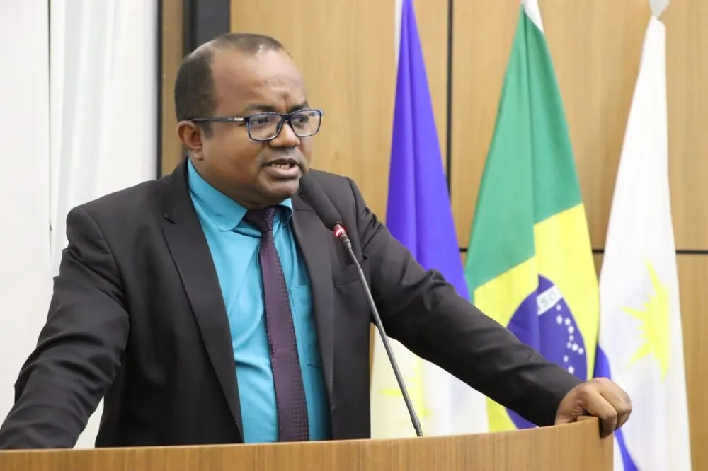 Joatan de Jesus solicita instalação de abrigo em ponto de ônibus no Jardim Aureny IV