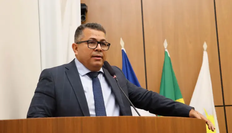 Vereador Folha solicita limpeza e manutenção das praças da Arno 31 e Arno 33