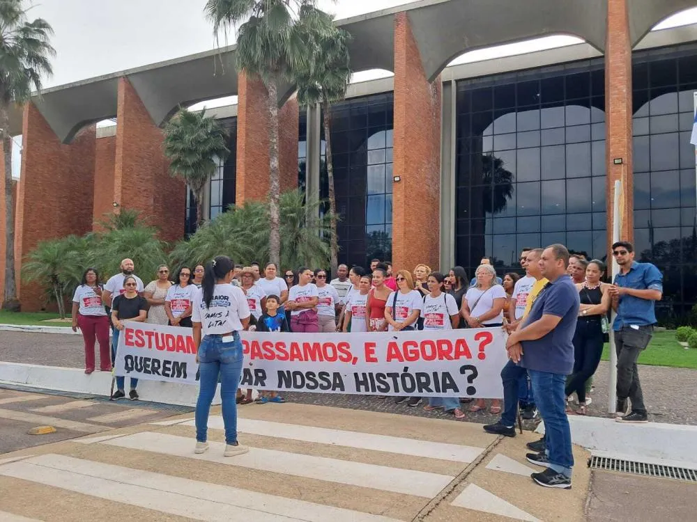 Professores e pais protestam em Palmas por nomeação no concurso da Educação