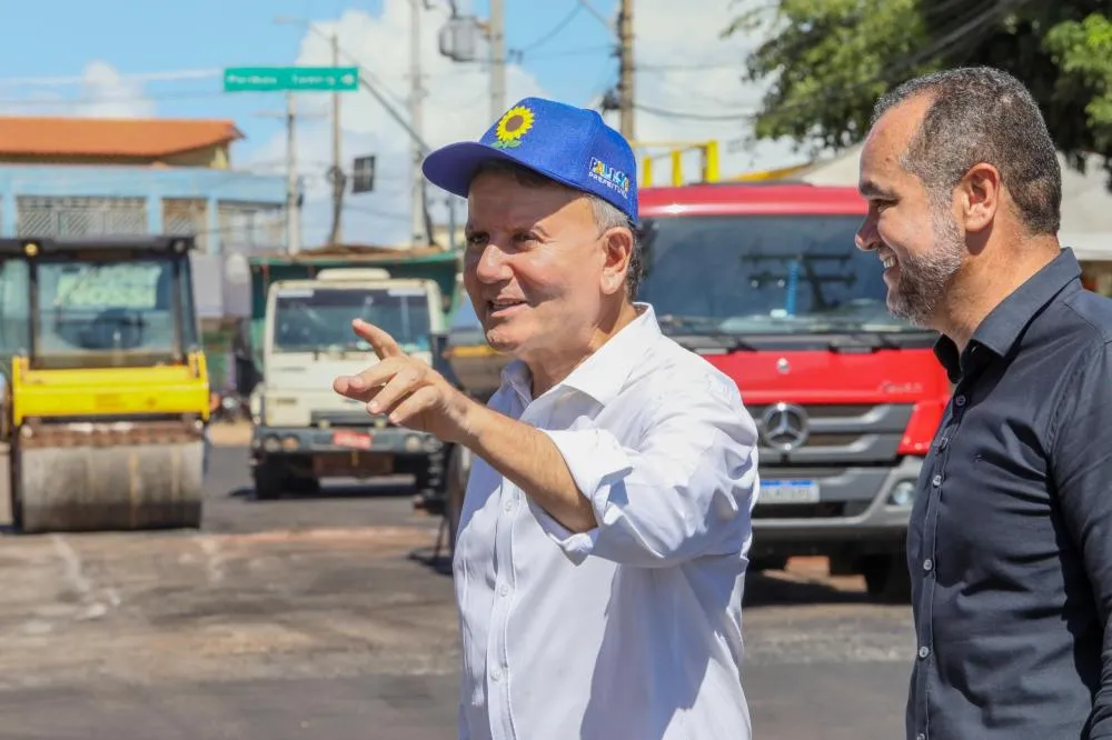 Prefeito Eduardo Siqueira visita obra de recapeamento asfáltico em avenida de Taquaralto