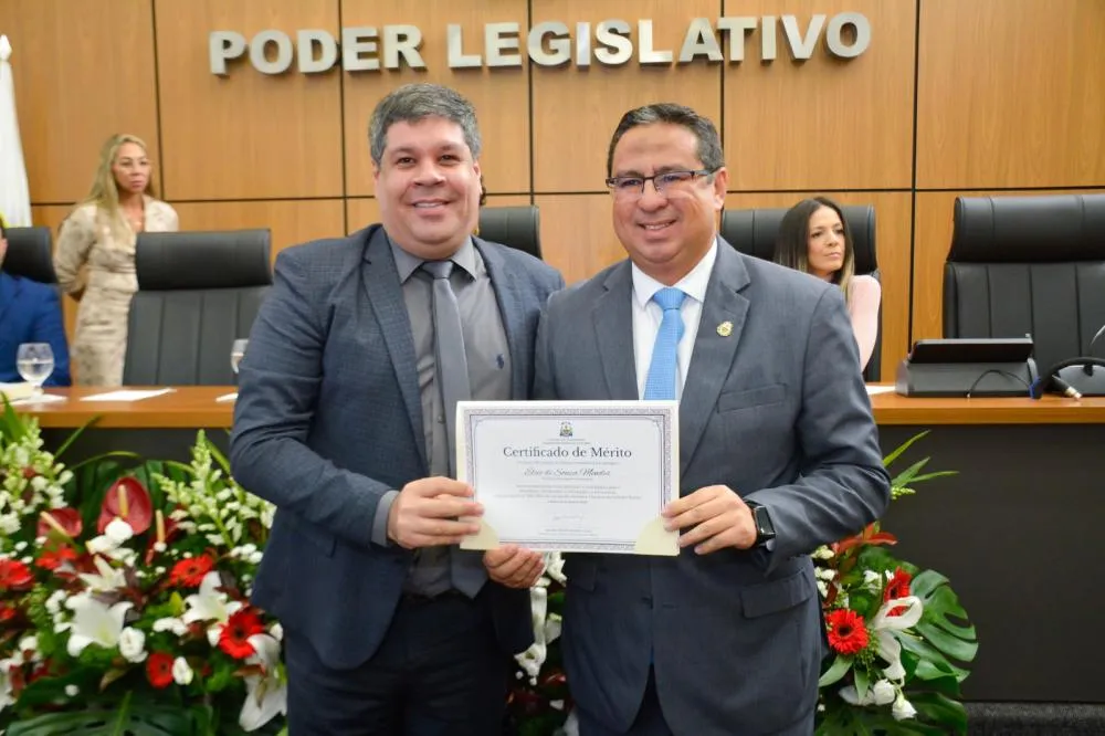Léo da Saúde homenageia secretário Élcio Mendes pelo Dia do Jornalista na Câmara de Palmas