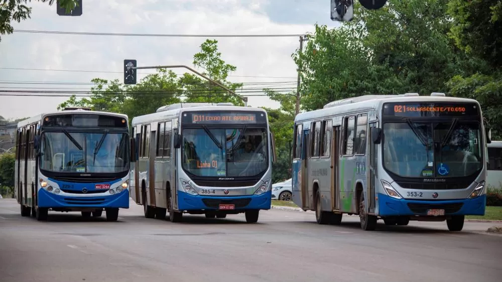 Passageiros bloqueiam avenida em Palmas após demora no sistema de transporte coletivo