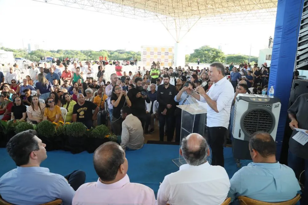 Prefeito Eduardo Siqueira apresenta à população nova frota do transporte coletivo