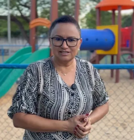 Professora Iolanda Castro marca presença na inauguração da praça da Arso 41