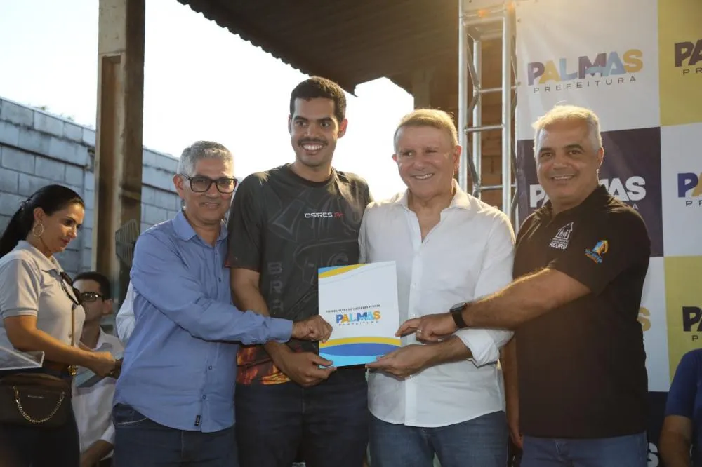 Prefeitura de Palmas entrega títulos de imóveis a moradores do Setor Universitário