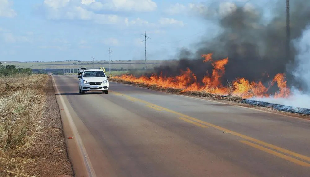 Queimadas e trânsito: Detran Tocantins explica o que fazer ao se deparar com fumaça na pista 