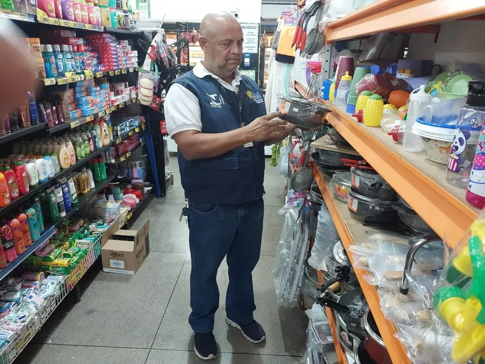Equipe da área de qualidade da Agência de Metrologia fiscaliza mais de 2.200 produtos e encontra irregularidades no comércio
