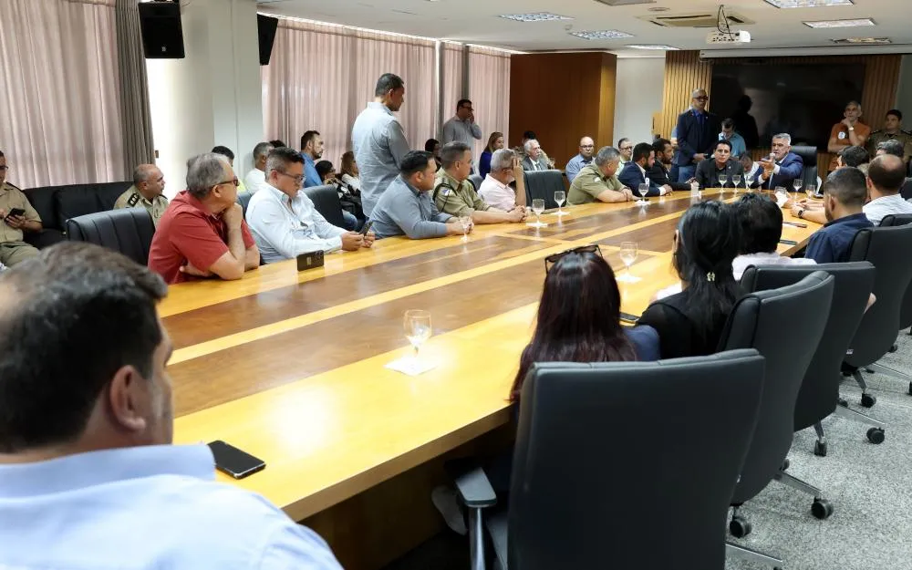 Amélio Cayres recebe diversas entidades sindicais para discutir a PEC do Teto