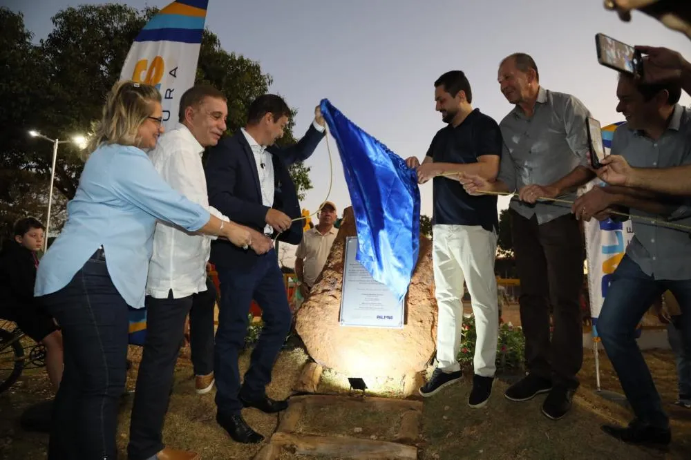 Praça Brasília é inaugurada no Aureny I com espaço de lazer, esporte e homenagem a pioneiros