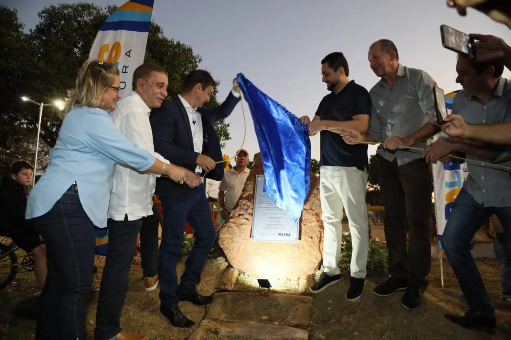Vereador de Palmas Pr. Manoel Bonfim celebra entrega da praça Brasília no Aureny I