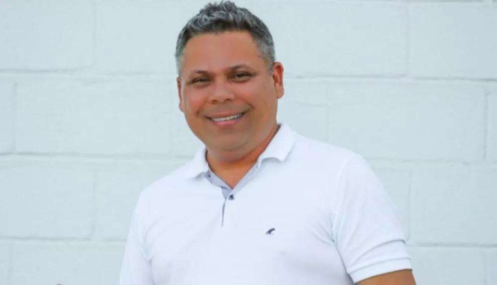 Vereador Alex Mascarenhas solicita recapeamento urgente da Rua Pernambuco no Aureny I