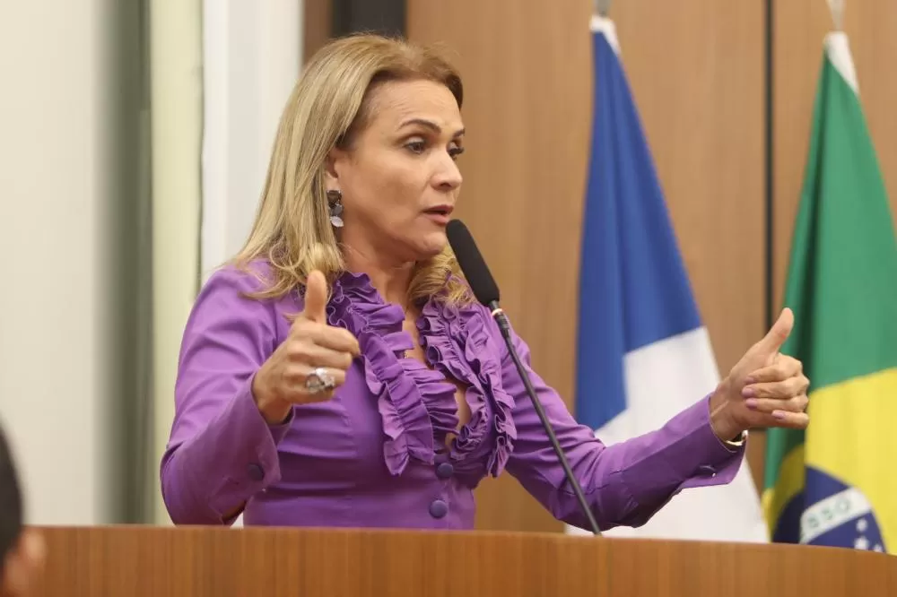 Laudecy Coimbra solicita a instalação de abrigo no ponto de ônibus do Setor São Francisco