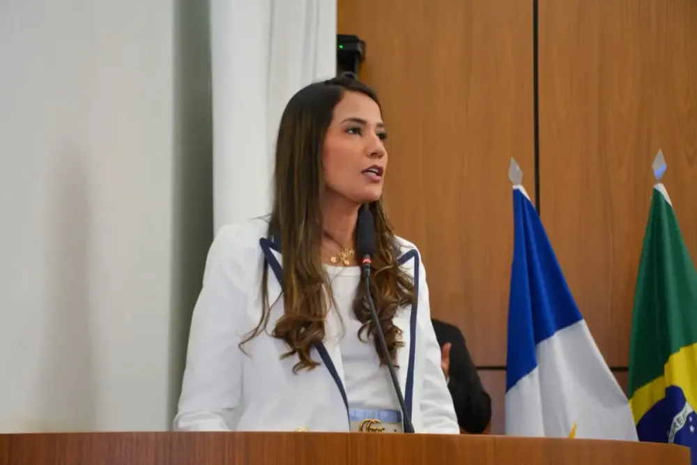 Vereadora Débora Guedes estreia na tribuna da Câmara e faz balanço da gestão à frente da Secretaria de Educação