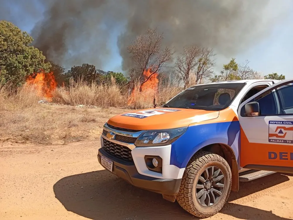 Defesa Civil de Palmas controla incêndio florestal em área de mata no Jardim Taquari
