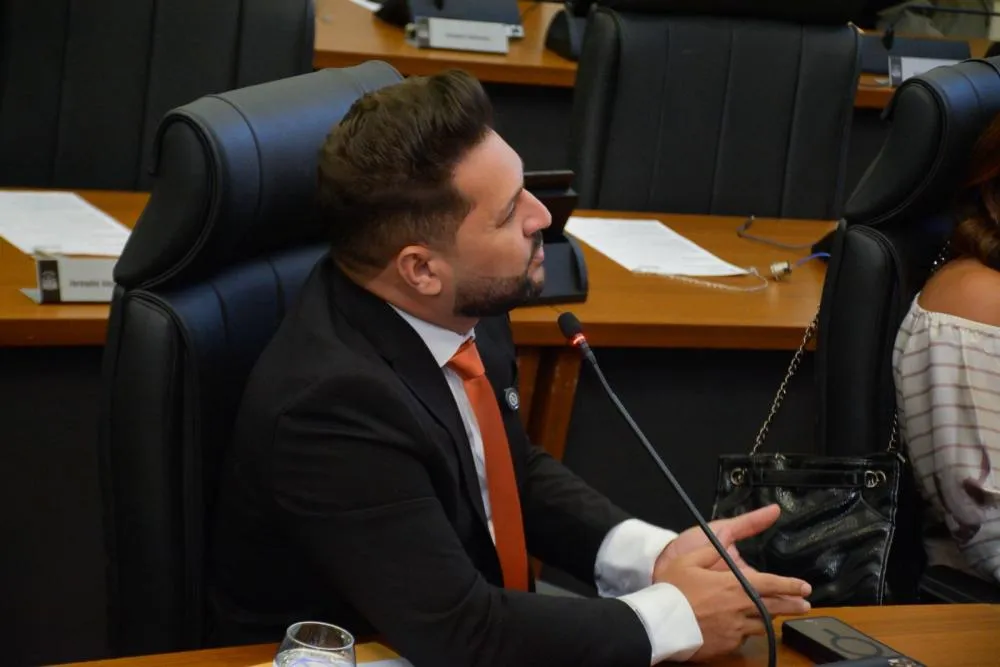 Vereador Rubens Uchôa solicitando a troca das lâmpadas no setor Santa Fé I