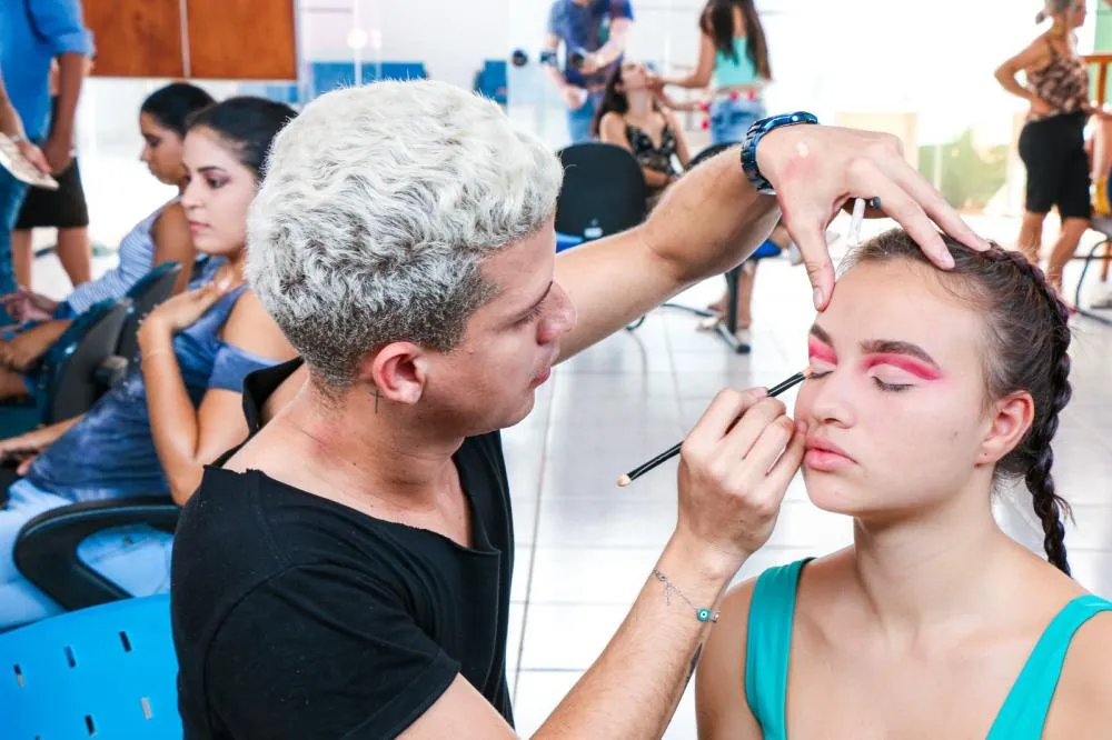 Governo oferece formação na área da beleza em Palmas por meio do projeto Mãos que Criam