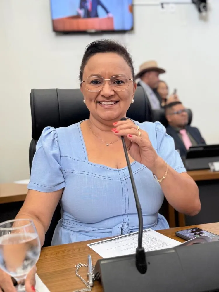 Professora Iolanda Castro propõe campanha de conscientização sobre riscos da exposição prolongada de crianças e adolescentes às telas