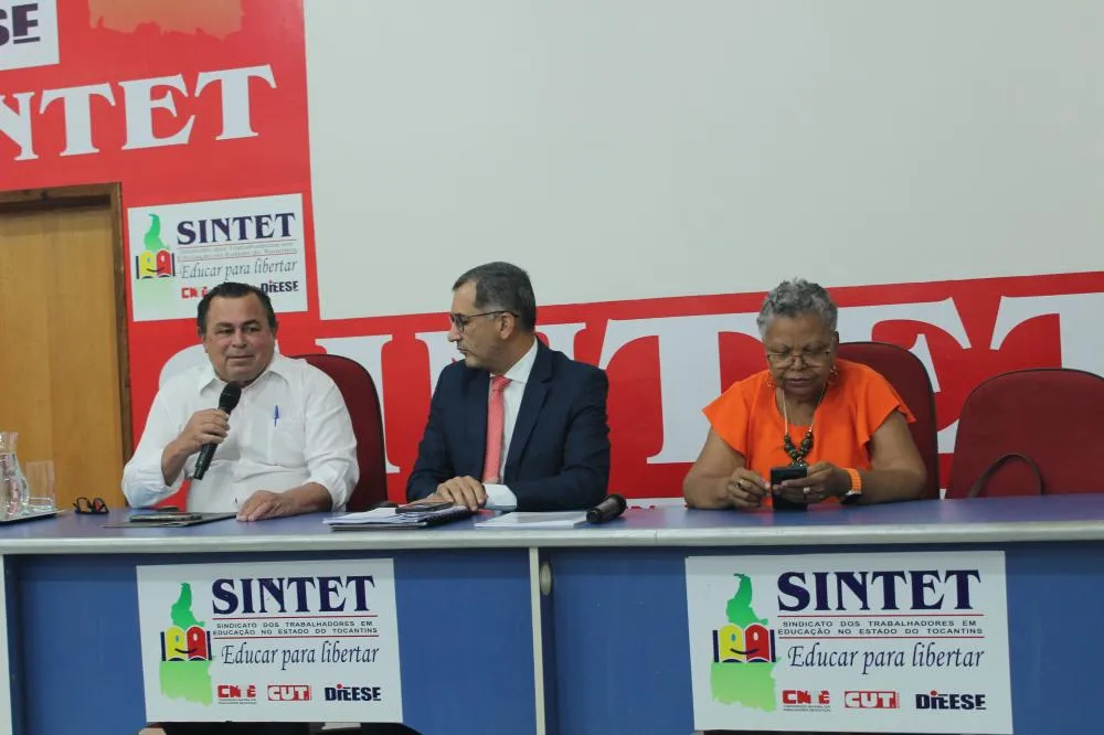 Secretário de Educação reúne-se com Sintet e garante prioridade ao PCCR