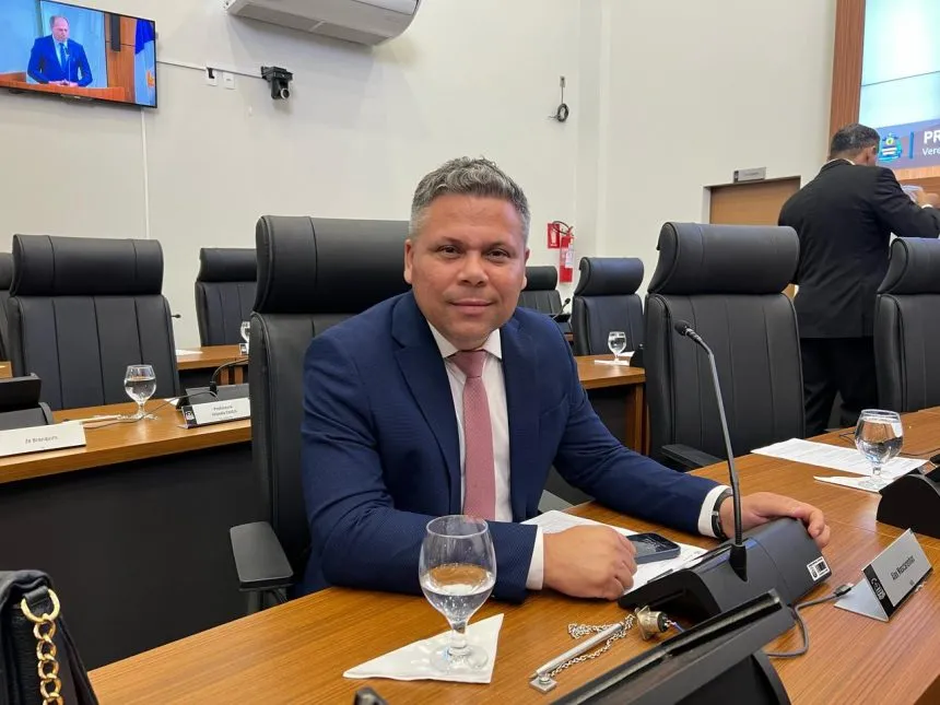 Vereador Alex Mascarenhas solicita revitalização de praça no Jardim Aureny II