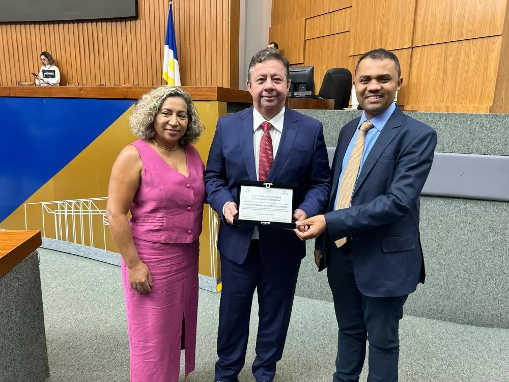 Deputado Moisemar homenageia Tabelião de Notas Flávio Henrique em Sessão Solene