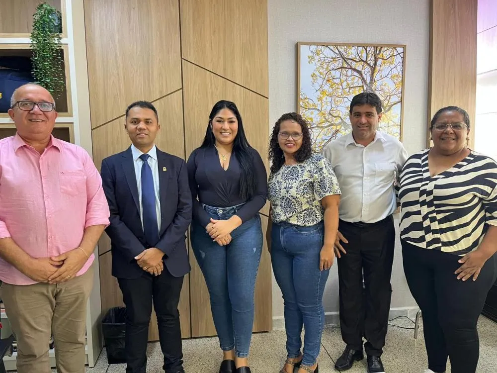 Deputado Moisemar Marinho acompanha representantes de Itaguatins em reunião na Seduc para tratar sobre transporte escolar