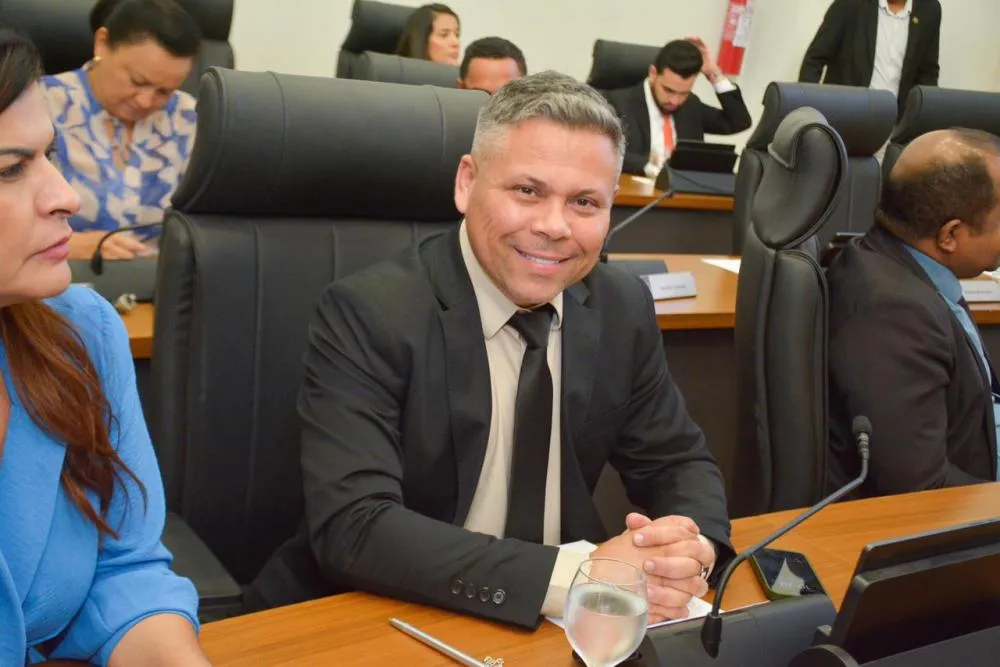 Vereador Alex Mascarenhas solicita recapeamento da Avenida C, no setor Aureny IV