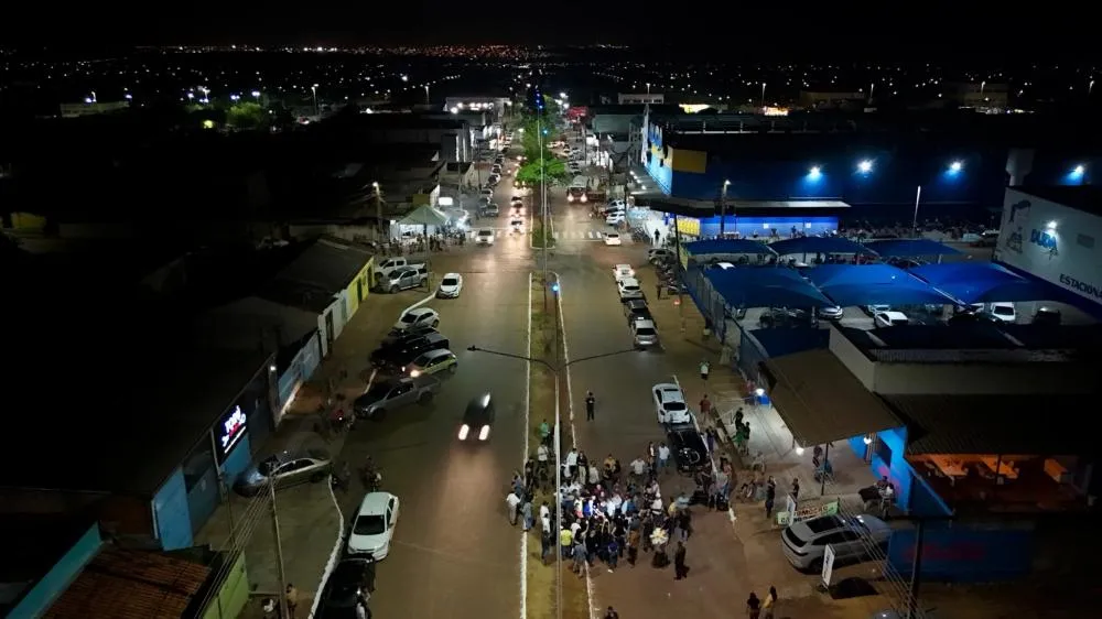 Moradores do Jardim Aureny III comemoram nova iluminação com tecnologia LED na Avenida Araguaia