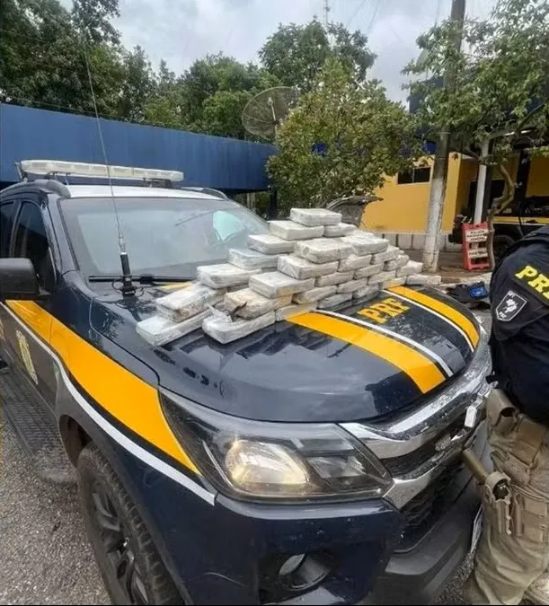 Mala com mais de 50 kg de cocaína é apreendida pela PRF na BR-153 