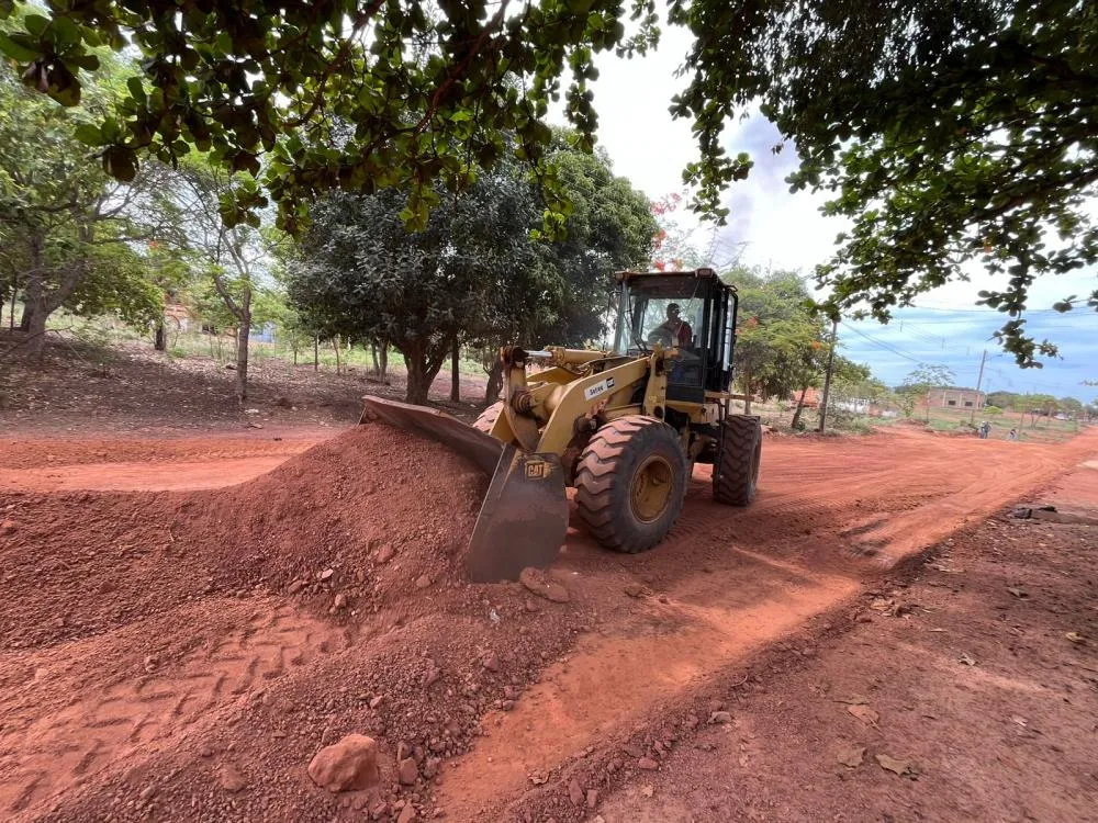 Ruas da baixada do Aureny III recebem serviços de terraplanagem para pavimentação asfáltica