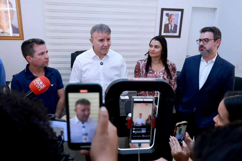 Prefeito Eduardo Siqueira anuncia concessão de direitos aos servidores públicos no Dia do Servidor