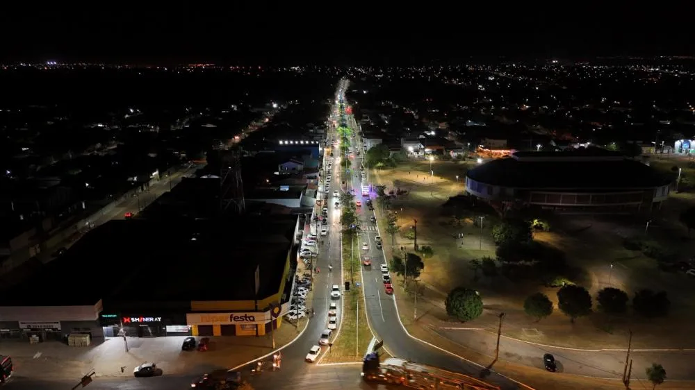 Nova iluminação em LED da avenida comercial do Jardim Aureny II. Foto: Tomaz Verás