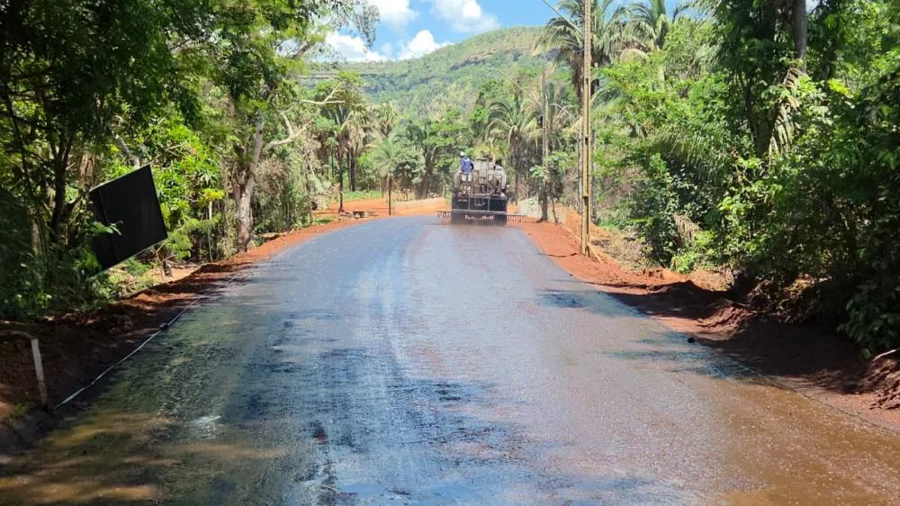 Etapa de imprimação na prepara o trecho para receber a pavimentação nos próximos dias. Foto: Divulgação