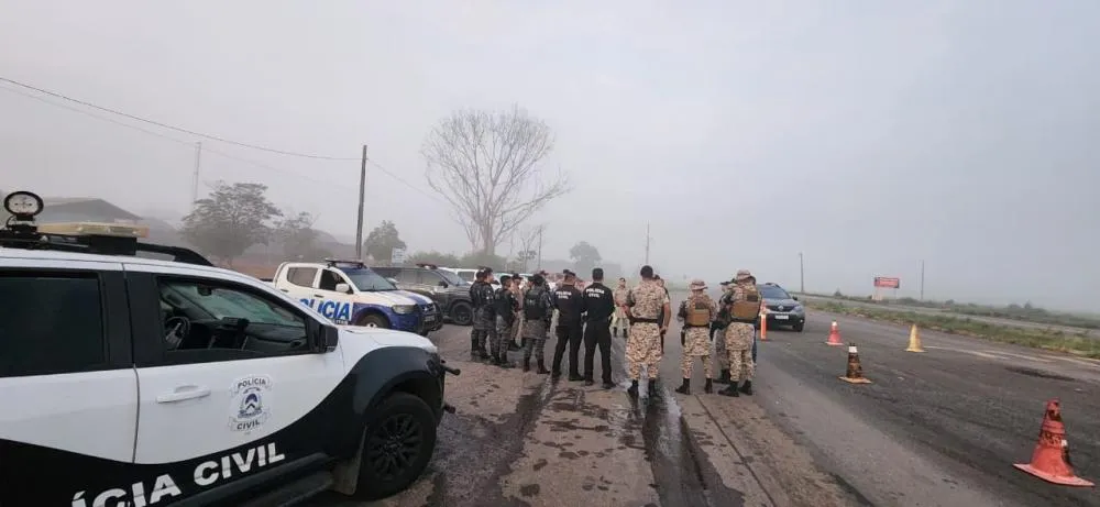 Mais de 25 policiais civis e militares participaram da ação