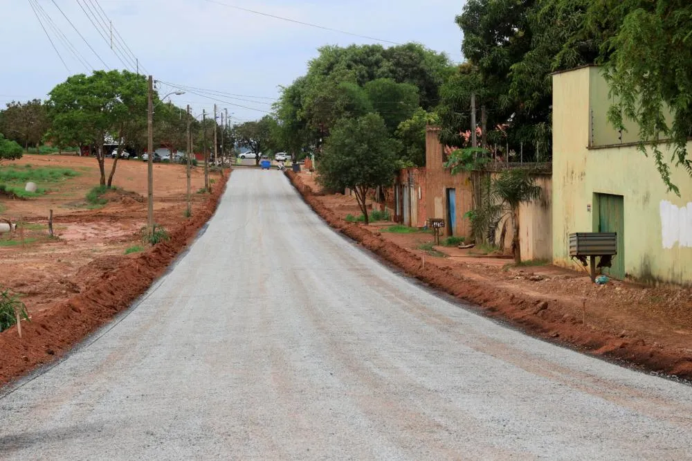 Ruas da Baixada do Jardim Aureny III começam a receber pavimentação