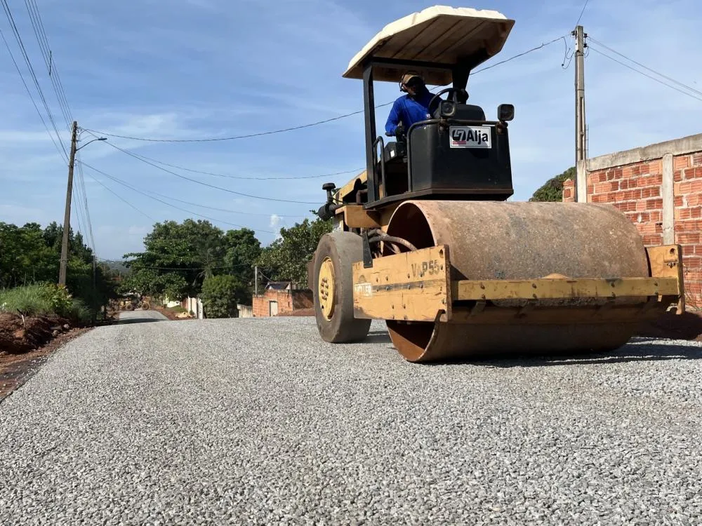 Pavimentação asfáltica da Baixada do Jardim Aureny III segue em ritmo acelerado 