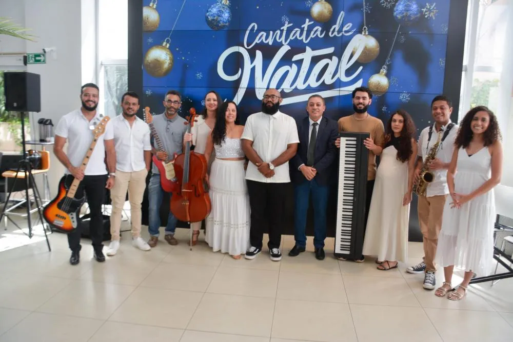 Cantata de Natal encanta o público e marca abertura oficial da decoração natalina da Câmara Municipal