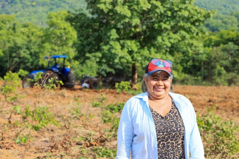 Elza Irene produtora da região acompanha de perto o serviço de gradagem que acaba de chegar à sua propriedade. Foto: Regiane Rocha