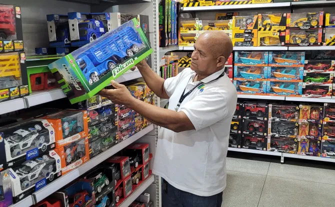 Equipe da área de Qualidade fiscaliza brinquedos no comércio no Tocantins. Foto: Brenda Ramos/Governo do Tocantins