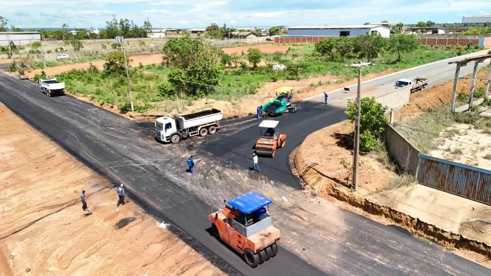 Equipes executam pavimentação em CBUQ no Distrito Industrial de Taquaralto, mesmo durante o período chuvoso – Foto: Maria Amélia Castro Alves
