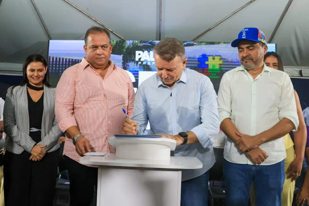 Assinatura da Ordem de Serviço pelo prefeito Eduardo Siqueira Campos, com autoridades e comunidade