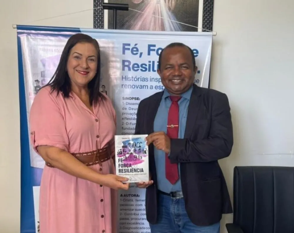 Joatan de Jesus recebe em seu gabinete a escritora Fabiana Oliveira e destaca livro sobre superação do câncer