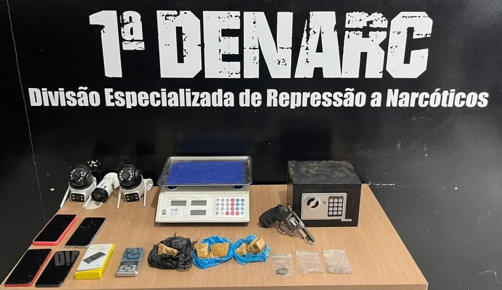 Drogas, armas de fogo e demais apetrechos apreendidos durante ação da 1ª Denarc em Palmas. Foto: Fotos/PCTO