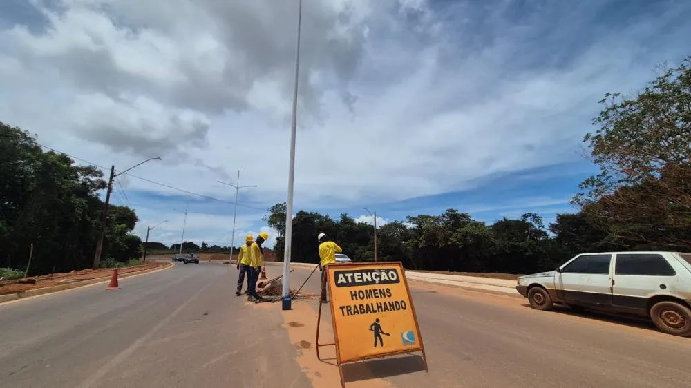 Instalação de postes e luminárias de LED na nova via na região norte da Capital será finalizada em poucos dias. Foto: Flora Pereira