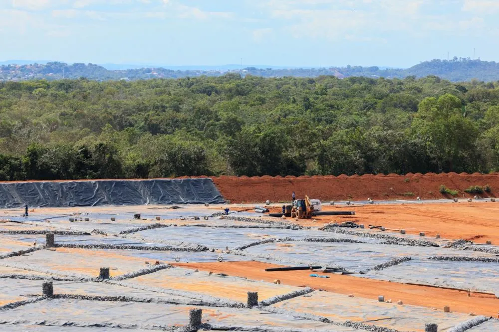 Trabalhos avançam na instalação da manta impermeabilizante, que evita infiltrações e contaminações. Foto: Regiane Rocha
