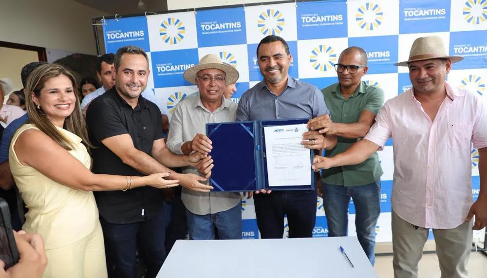 Governador Wanderlei Barbosa, acompanhado da primeira-dama Karynne Sotero, autoriza abertura de processo para construção de ponte na TO-020 em Aparecida do Rio Negro. Foto: Ademir dos Anjos/Governo do Tocantins