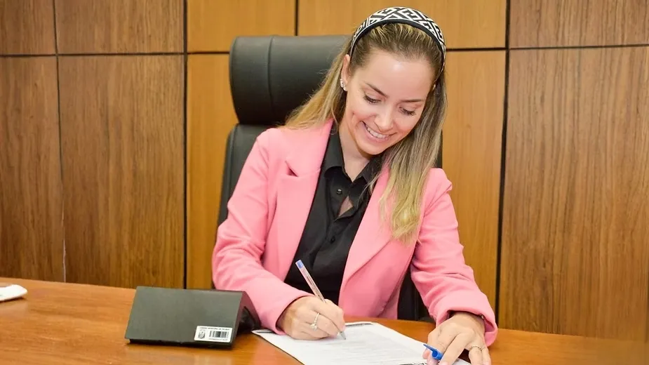 Vereadora MaryCats da Causa Animal propõe uso de coleiras refletivas para identificação de cães comunitários em Palmas