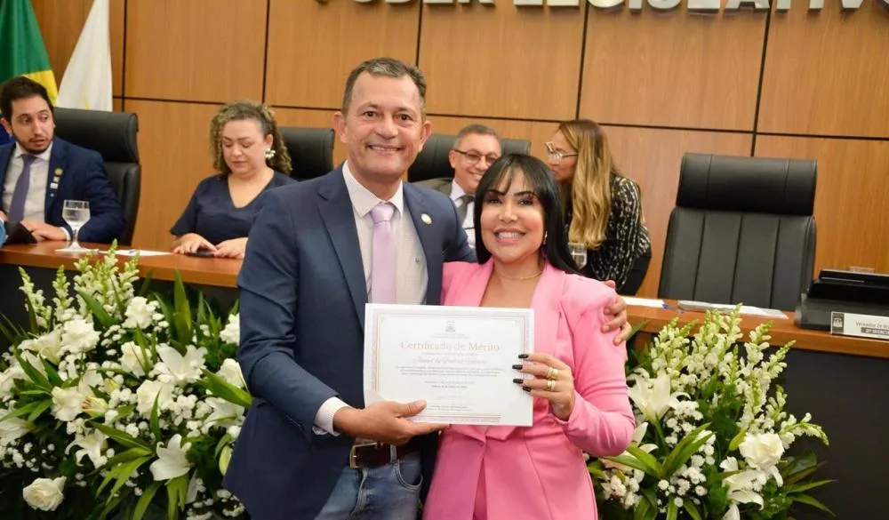 Vereador Zé Branquim concede homenagem a deputada Janad Valcari em celebração ao Dia da Mulher na Câmara de Palmas 